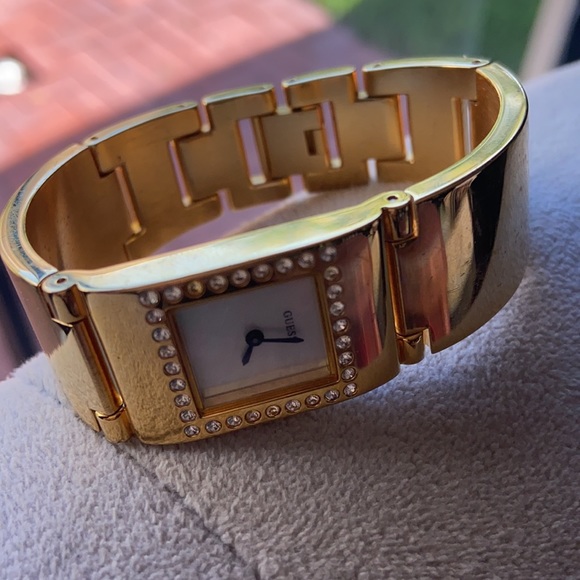 GUESS Gold Bracelet Watch - Picture 5 of 7